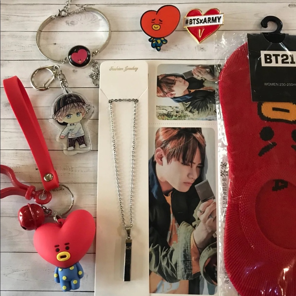 LOT HUGE BTS V items.